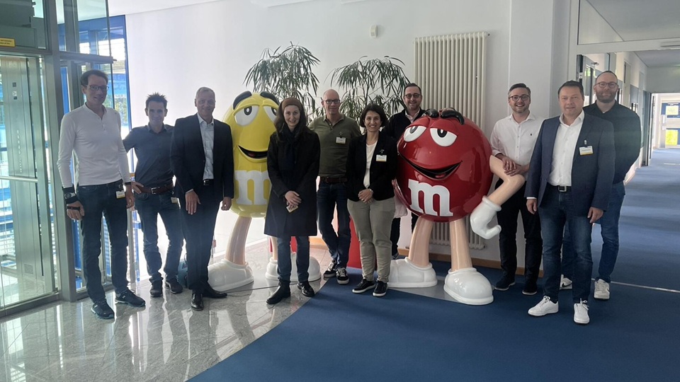 Marketing-Führungskräfte diskutieren in einem Workshop-Setting über die strategische Integration von Künstlicher Intelligenz.