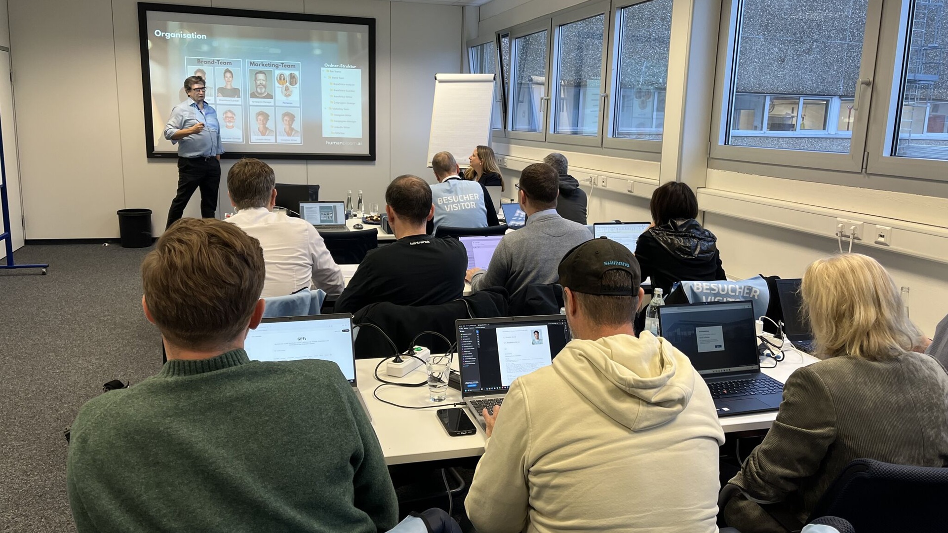 Teilnehmende eines KI-Marketing-Bootcamps arbeiten gemeinsam an konkreten Use Cases und integrieren KI strukturiert in ihre Marketing-Workflows.