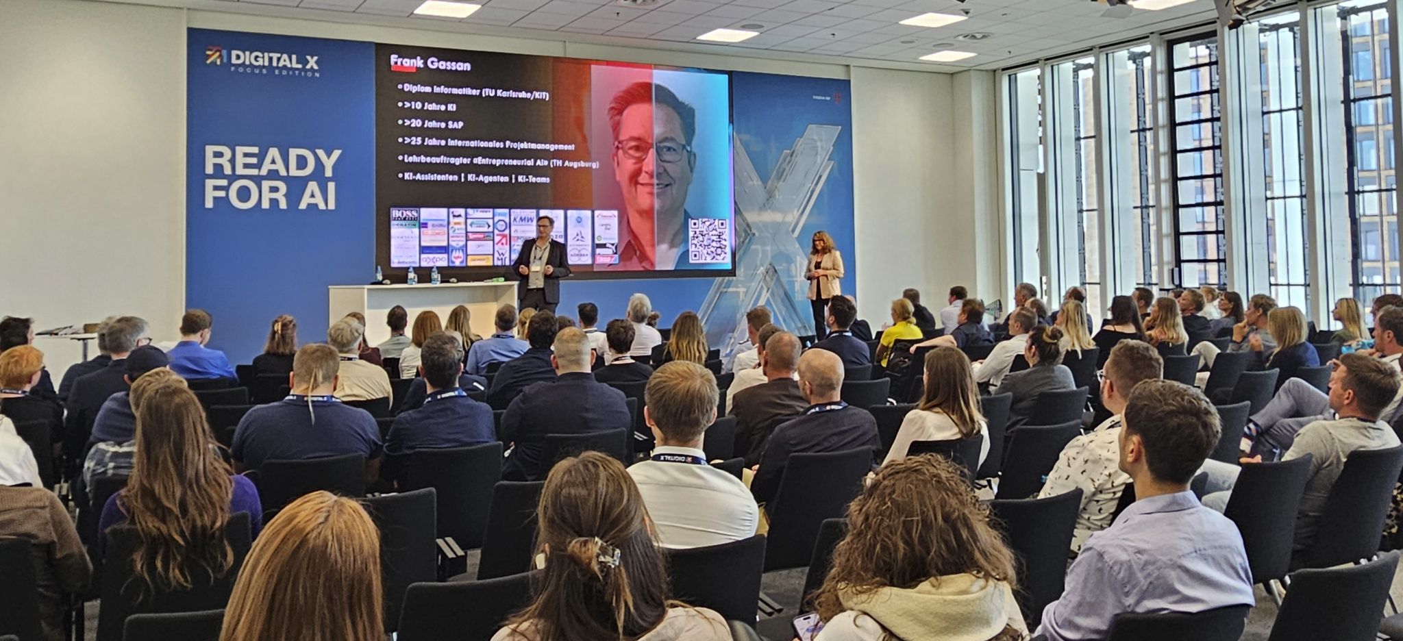 Vortrag zu Business Profiling und KI auf der DIGITAL X vor vollem Publikum